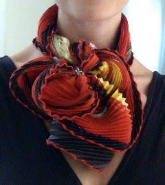 plisse flower knot Pear Shaped Girls, Scarf Art, Art App, Scarf Knots, Designer Silk Scarves, Ways To Wear A Scarf, Apple App, How To Wear A Scarf, Mai Tai