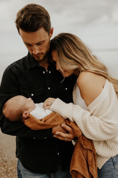 Family Of 3 With Newborn Photo Ideas, Family Photos With One Month Old, Fall Newborn Photography Family, Family Picture Outfits With Newborn, First Time Family Photos, Family And Newborn Photoshoot, Family Picture Newborn, Fall Photoshoot With Newborn, Newborn Beach Photography Family Pictures