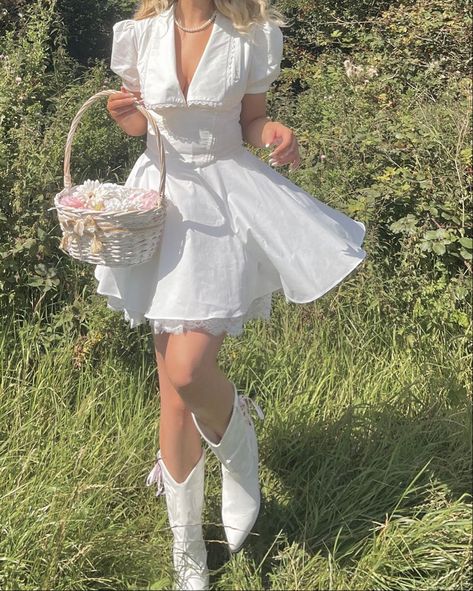 Lil White Dress, Outfit Picnic, Coquette Cowgirl, Cowboy Boot Outfits, Cowgirl Summer, Cottagecore Outfit, My Queen, Feminine Aesthetic, White Boots