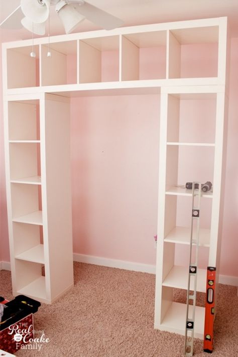 IKEA Expedit hack - I'd use this in a closet, with clothes rails in between the shelves & crown molding at the top to make it look built in Ikea Expedit Hack, Shelves Bookshelves, Koti Diy, Ikea Expedit, Ikea Desk, Ideas Clothes, Decor Eclectic, Storage Closet, Kallax Ikea