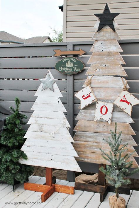 Christmas Trees Pallet Wood, Pallet Wood Christmas Yard Art, Outdoor Wooden Christmas Trees Yard Art, Pallet Projects Christmas Tree, Wood Pallet Xmas Decor, Christmas Crafts With Pallet Wood, Wooden Pallet Trees Christmas, Rustic Wood Tree, Wooden Christmas Tree For Yard