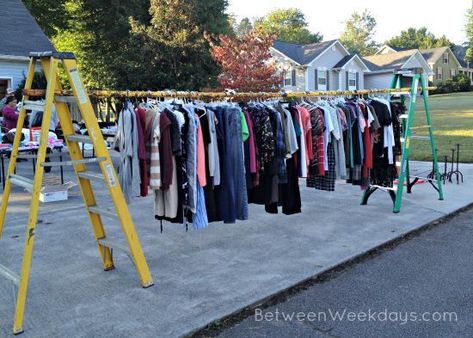 Yard Sale Organization Display, Garage Sale Ideas Display, Garage Sale Clothes, Yard Sale Clothes, Yard Sale Clothes Rack, Yard Sale Display, Yard Sale Hacks, Garage Sale Organization, Yard Sale Organization