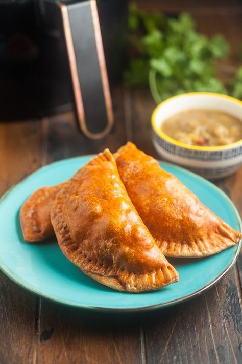 Air Fryer Empanadas Air Fryer Appetizer Recipes, Air Fryer Empanadas, Air Fryer Appetizers, Fried Appetizers, Empanada Discs, Homemade Empanadas, Vegetarian Empanadas, The Best Air Fryer, Latin Recipes