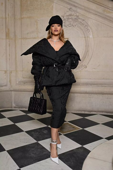 Rihanna Styled Her Skirt Suit With a Very Unexpected Accessory Paris Fashion Week 2024, Rihanna Show, Couture Dior, Looks Rihanna, Dior Girl, Fashion Week 2024, Ladylike Style, Christian Dior Haute Couture, Rihanna Style