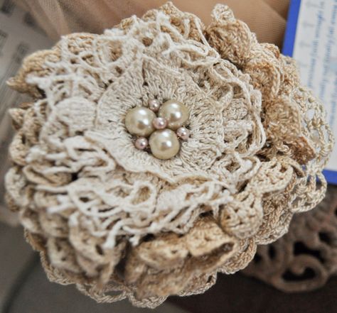 Victorian Crafts, Doilies Crafts, Shabby Chic Flowers, Lace Diy, Fleurs Diy, Fabric Flower Brooch, Lace Crafts, Fabric Flower Tutorial, Fabric Brooch