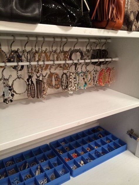 10 brilliant ways to use tension rods - neatly organize bracelets or necklaces Apartment Wishlist, Jewerly Organizer, Apartment Hacks, Tension Rods, Bracelet Storage, Makeup Organization Diy, Sewing Storage, Closet Organization Diy, Earring Storage