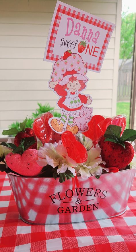 Strawberry Shortcake Party Centerpieces, Strawberry Shortcake Birthday Centerpieces, Strawberry Shortcake Table Decorations, Strawberry Shortcake Centerpieces Ideas, Strawberry Shortcake Centerpieces, Strawberry Shortcake Birthday Party, First Birthday Centerpieces, Sweet Baby Shower Ideas, Apple Decor