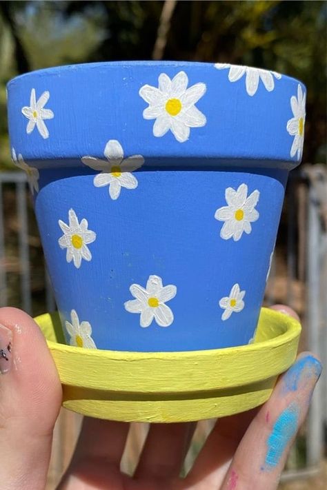 Whether you want to add some decoration to your terracotta pots or you want to transform your planters with a hand painted boho vibe… check out these awesome home DIY painted flower pot ideas for inspiration to make yours perfect! #paintedflowerpot #gardenideas #diy #gardenprojects Plant Houses, Pot Painting Ideas, Painting Pots, Plant Pot Design, Flower Pot Art, Pot Painting, Plant Pot Diy, Painted Pots Diy, Painted Plant Pots