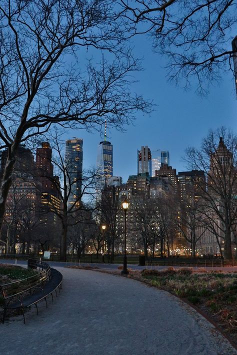 NYC at night. New York At Night, Nyc Aesthetic, Nyc Life, New York Life, City Vibe, Dream City, Concrete Jungle, City Aesthetic, Pretty Places