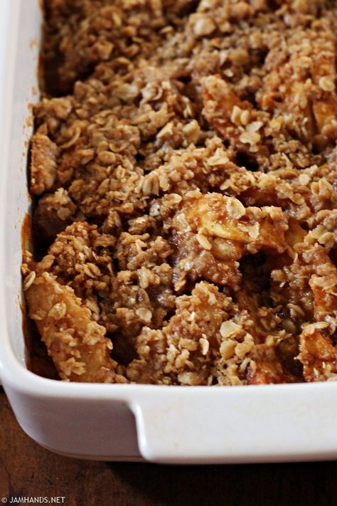 Apple Pear Crisp, Pear Crisp, Berry Crisp, Sliced Pears, Delicious Deserts, Pear Recipes, Apple Pear, Homemade Snacks, Pie Dessert