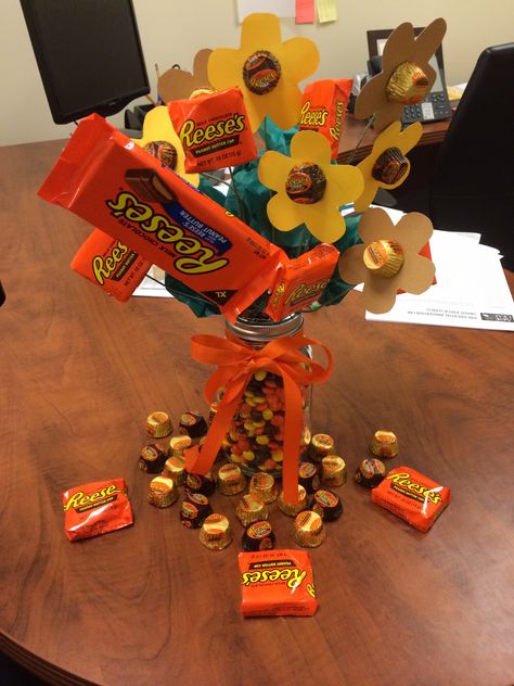 Peanut Butter Gift Ideas, Reese’s Peanut Butter Cup Gift Ideas, Reese Cup Gift Ideas, Reeses Bouquet Diy, Reese’s Bouquet, Reese’s Gift Ideas, Butter Gifts, Flower Candy Bouquet, Chocolate Strawberries Bouquet