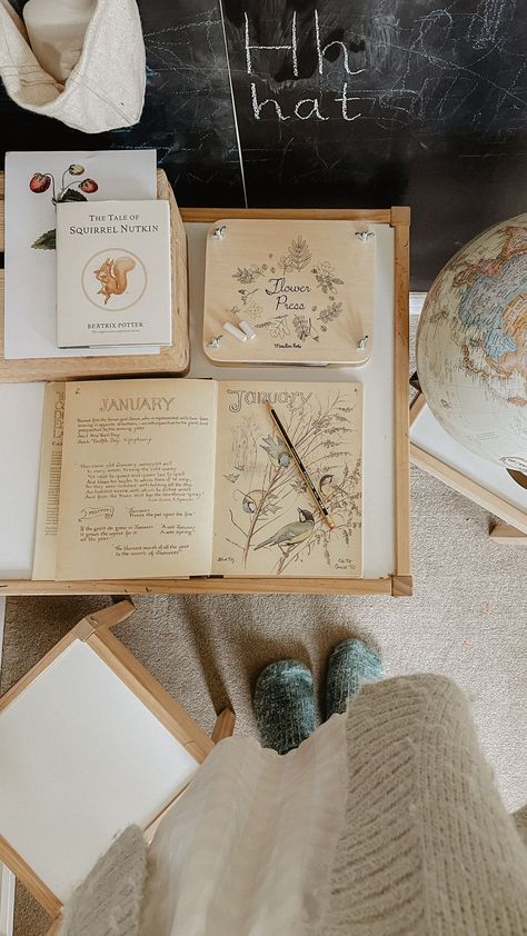 Charlotte Mason Aesthetic, Charlotte Mason Homeschool Room, Homeschooling Aesthetic, Sacred Motherhood, Charlotte Mason Schedule, Homeschool Aesthetic, Homeschooling Books, Vintage Classroom, Homeschool Portfolio