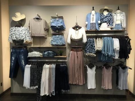 this display displays full outfits and seperate items that could coordinate as well Boutique Store Displays, Visual Merchandising Fashion, Display Visual Merchandising, A Clothing Store, Merchandising Ideas, Visual Merchandiser, Clothing Store Displays, Clothing Store Interior, Clothing Store Design