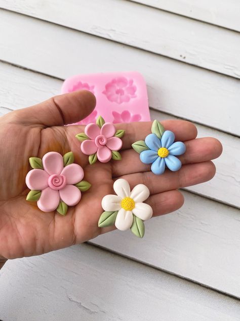 Flower Clay Art, Air Dry Clay Flowers, Molds For Clay, Fimo Flowers, Fimo Molds, Clay Keychain, Mini Flowers, Plaster Molds, Clay Flower