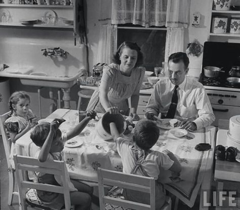 1920s family dinner Photo Of People, 1940s Home, Vintage Housewife, Happy Housewife, Retro Housewife, Living Vintage, Basket Vintage, Shabby Chic Vintage, Décor Boho