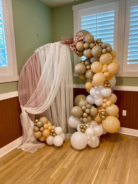 Bridal Shower Balloon Ring, Ring With Balloons Decor, Balloon Ring Arch Ideas, Ring Balloon Decor, Balloon Ring Decoration, Brunch Decor Ideas, Wedding Balloon Decor, Communion Decor, Balloon Ring