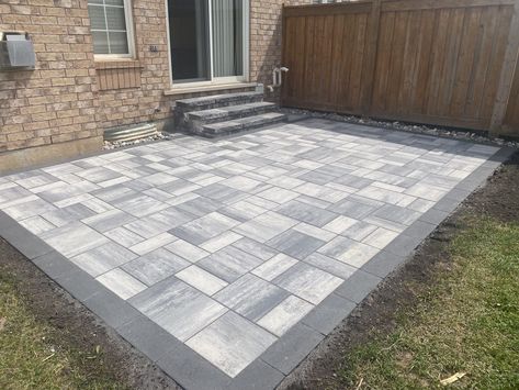 Paver Patio Ideas Layout Tile Patterns, Square Paver Patio Ideas, Interlock Backyard, Backyard Paver Patio Ideas, Patio Paver Designs Layout, Patio Ideas Pavers, Pavers Backyard Landscaping Ideas, Paved Patio Ideas, Front Yard Walkway Ideas