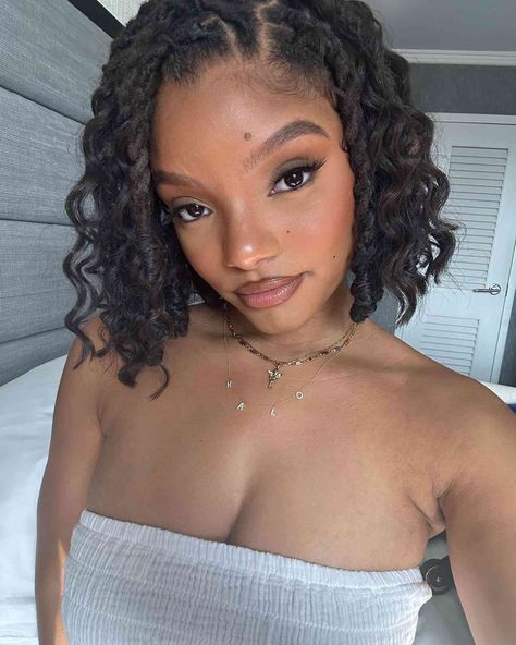 Halle Bailey Hair, Halle Bailey Aesthetic, Chloe Halle, Chloe And Halle, Bob Haircut Curly, Chloe Bailey, Chloe X Halle, Halle Bailey, Tight Curls