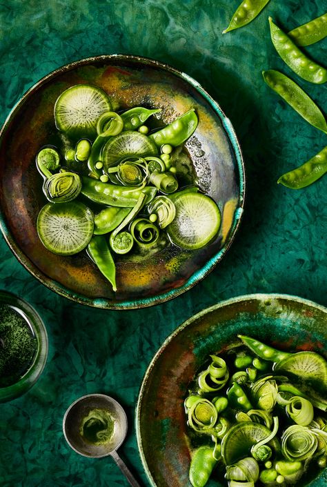 Plate Of Food Photography, Green Salad Photography, Vegetable Photography Food Styling, Monochrome Food Photography, Food Photography Ingredients, Monochromatic Food Photography, Green Vegetables Photography, Colourful Food Photography, Salad Photography Food Styling