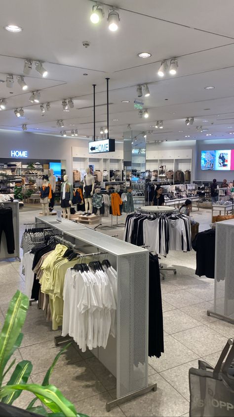 Cloth Showroom, Clothing Boutique Decor, Clothes Shop Design, Luxury Clothing Store, Shopping Mall Interior, Clothes Shelves, Shop Shelving, Clothing Store Displays, Suit Stores