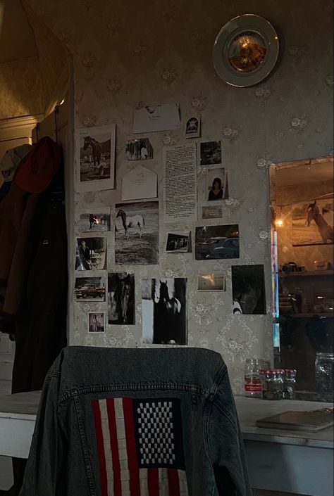 vintage western bedroom,american flag, country, bedroom aesthetic Dark Western Aesthetic Bedroom, Dorm Room Designs Western, Western Aesthetic Home Decor, Country Aesthetic Home Decor, Vintage Western Room Decor, Vintage Cowgirl Aesthetic Bedroom, Old Western Bedroom, Soft Western Aesthetic Room, Room Ideas Cowgirl