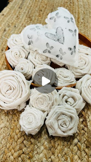 Easy Fabric Flowers Diy, Diy Chiffon Flowers, Rag Flowers How To Make, Diy Rose Pillow, Diy Fabric Roses, Fabric Flowers Diy Easy, Fabric Roses Diy, Rolled Fabric Flowers, Sewing Flowers