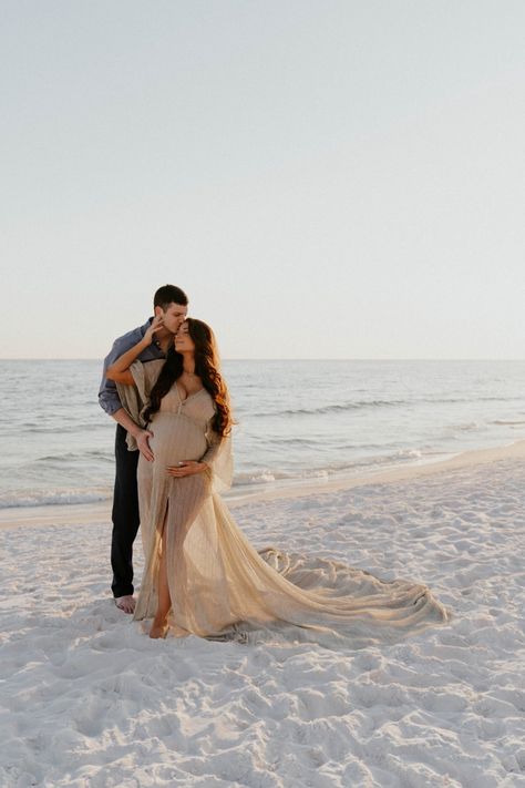 Maternity Instagram, Pregnancy Photoshoot Beach, Maternity Shoot Beach, Couple Maternity Poses, Beach Maternity Pictures, Maternity Picture Outfits, Maternity Photography Beach, Maternity Studio Photoshoot, Maternity Photography Poses Outdoors