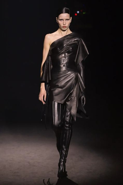 Mugler Fall 2024 Ready-to-Wear Runway, Fashion Show & Collection Review [PHOTOS] Black Runway, Leather Couture, Fashion Network, Color Blocking Outfits, Ideal Wardrobe, Show Collection, Fashion Portfolio, Creation Couture, March 2024