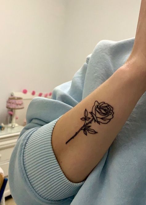 Wrist Tattoos For Women Stencil, Tattoo Without Shading, Rose Tattoo Simple, Small Wrist Tattoos For Women, Simple Rose Tattoo, Rose Tattoo On Arm, Cute Tattoos On Wrist, Small Rose Tattoo, Hand Tattoos For Girls