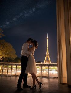 Paris Romance Aesthetic, Eiffel Tower Proposal, Honeymoon Paris, Paris Proposal, Paris Romance, Fun First Dates, Eiffel Tower Photography, Paris Couple, Best Honeymoon Destinations