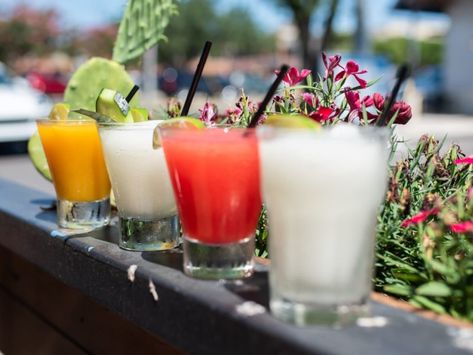 Amazing Tailgating Ideas: 9+ Golf-Themed Cocktails Cocktail Machine, Vegan Cocktails, Mexican Margarita, Easy Margarita Recipe, Mexican Cocktails, Cavo Tagoo Mykonos, Cocktail Fruit, Best Summer Cocktails, Easy Margarita