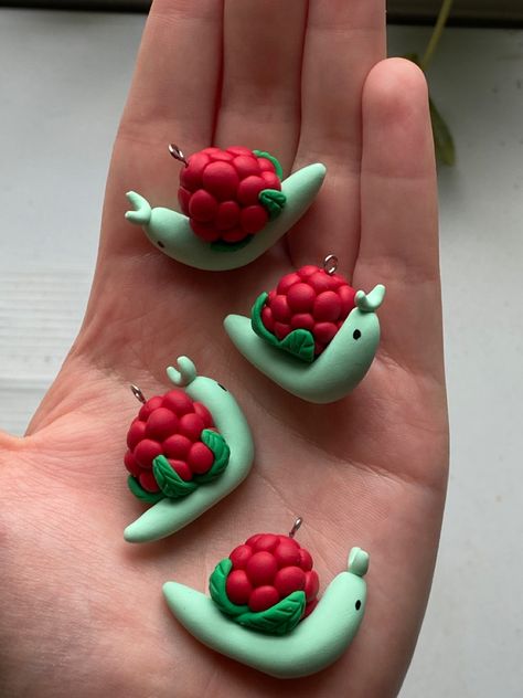 Polymer Clay Cute Figures, Clay Art Charms, Cute Small Clay Ideas Easy, Polymer Clay Snails, Clay Crafts Animals, Cute Polymer Clay Animals, Polymer Clay Charms Diy, Polymore Clay Ideas, Cute Polymer Clay Ideas