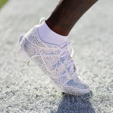 “Deebo's got that cleat heat 💎 📺: #DALvsSF on FOX 📱: Stream on NFL+ https://t.co/WBXF8YGM81” Custom Football Cleats, American Football Cleats, Deebo Samuel, Nike Slippers, Nike Cleats, Good Raps, Football Game Outfit, Football Fashion, Football Gear