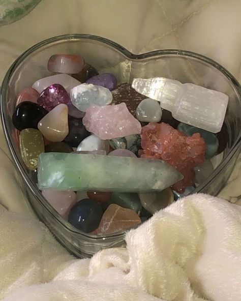 Cuarzos Aethestic, Crystal Room, Crystal Vibes, Crystal Aesthetic, Spiritual Crystals, Pretty Rocks, Witch Aesthetic, Crystal Candles, Glow Up?