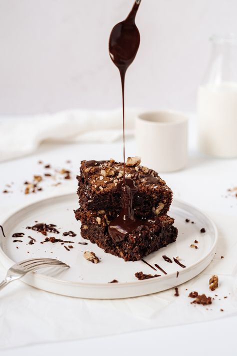 Chocolate Brownies Photography, Brownies Product Photography, Brownie Photoshoot Ideas, Brownie Food Photography, Brownie Photography Ideas, Brownie Photography Food Styling, Brownie Photoshoot, Fudgy Brownies Aesthetic, Chocolate Photoshoot Ideas