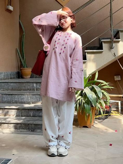 Pakistani Simple Suits, Simple Ethnic Outfits, Desi Casual Outfits, Pakistani Suits Casual, Pakistani Clothes Casual, Desi Outfit Aesthetic, Desi Party Wear, Casual Pakistani Outfits, Casual Pakistani Outfits Simple