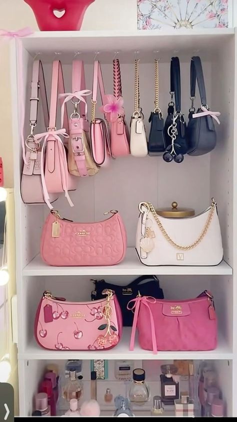 Coquette Purse Aesthetic, Pink Designer Handbags, Pink Bottle Aesthetic, Girly Bags Aesthetic, Pink Girly Accessories, Pretty Purses And Handbags, Girly Bags Purses, Purse Collection Aesthetic, Outfits With Pink Purse