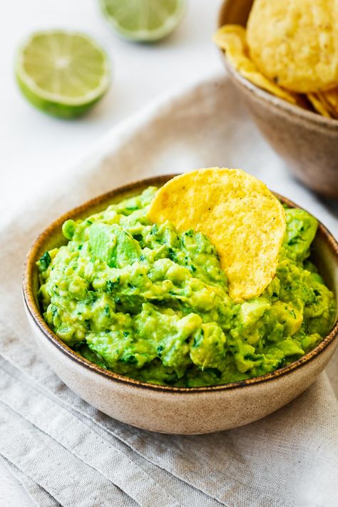 Easy Guacamole Recipe (no onion, no tomato) Guacamole Recipe No Onion, Guacamole Recipe No Tomato, Guacamole Recipe Without Tomato, Mexican Guacamole Recipe, Authentic Guacamole Recipe, Authentic Guacamole, Guacamole Dip Recipes, Homemade Guac, Mayo Salad