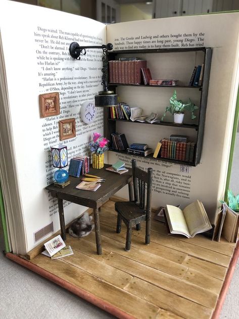 Mini Library Dollhouse, Book Shelf Mini World, Bookshelf Diorama Diy, Tiny Bookshelf Ideas, Mini Book Nook Diy, Miniature Library Room, Book Diarama Ideas, Mini Bookshelf Ideas, Clay Furniture Miniature