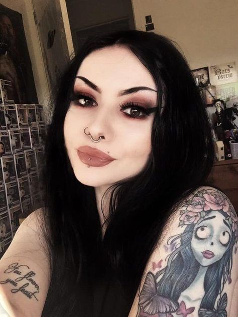 Elder Emo Makeup, Cool Emo Makeup, Easy Gothic Makeup Ideas, Emo Glam Makeup, Casual Gothic Makeup, Neutral Goth Makeup, Goth Makeup No Eyebrows, Makeup Looks Gothic, Gothic Prom Makeup