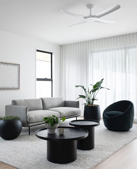 Monochrome Living, Living Room Ceiling Fan, Monochrome Decor, Black And White Living Room, Monochrome Interior, White Living, White Living Room, Living Room White, Decor Home Living Room