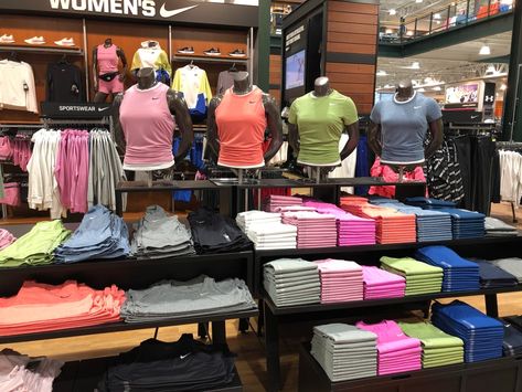 Retail Marketing, Apparel Merchandising, Color Story, Visual Display, Best Practice, Color Stories, Color Wheel, Coordinating Colors, Visual Merchandising