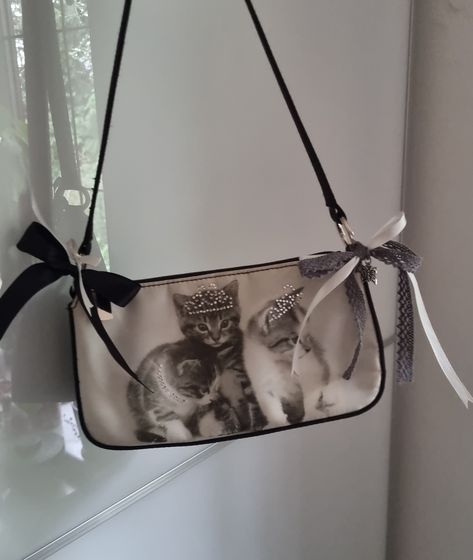 Cool Purses And Bags, Cat Handbags, Cat Purse, Girls Diary, Quirky Fashion, Cat Bag, Pretty Bags, In My Bag, Classy And Fabulous