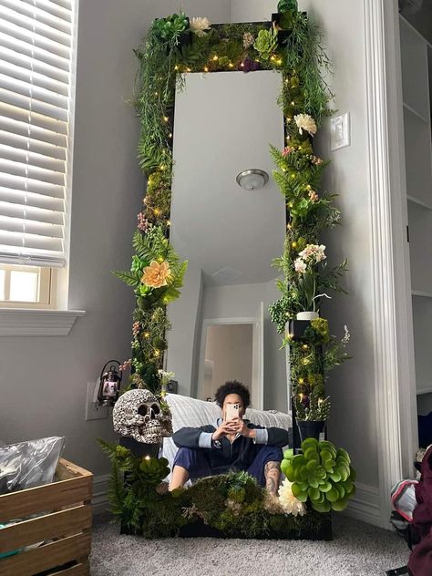 Decoration Ideas Room Bedrooms, Man Made Vs Natural Art, Aesthetic Room Decor Mirrors, Fairy Cottagecore Room, Fairy Aesthetic Room Ideas, Forest Bedroom Aesthetic Bohemian, Cozy Fairy Room, Mirror Moss Diy, Green Aesthetic Room Decor Ideas