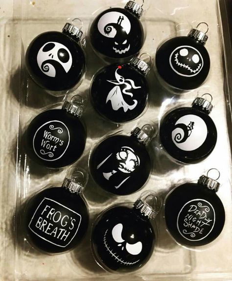 Nightmare Before Christmas Tree, Halloween Christmas Tree, Jack Nightmare Before Christmas, Nightmare Before Christmas Ornaments, Nightmare Before Christmas Decorations, Black And White Christmas, Creepy Christmas, Nightmare Before Christmas Halloween, Dark Christmas