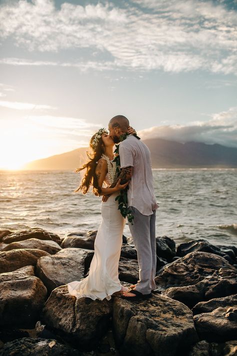 Aloha Wedding Theme, Hawaii Wedding Photoshoot, Hawaii Wedding Pictures, Maui Wedding Elopement, Low Key Beach Wedding, Hawaii Elopement Photography, Minimalist Beach Wedding, Maui Photoshoot, Hawaiian Beach Wedding