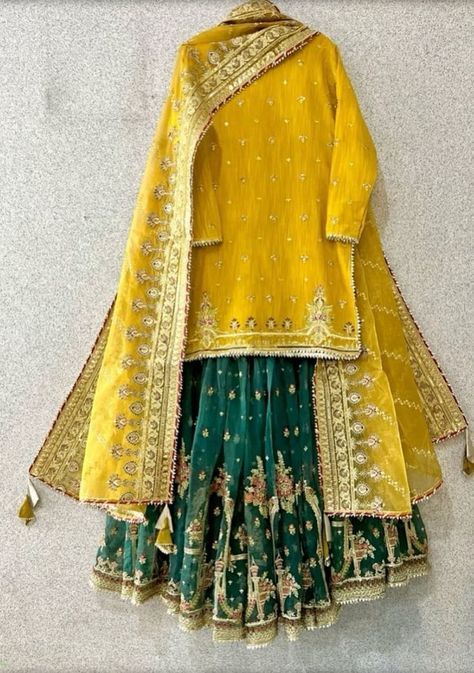 Mehndi Lehenga Designs, Manje Outfits, Dress For Mehndi, Haldi Bridal Outfit, Mehndi Lehnga, Yellow Lehenga For Haldi, Haldi Outfits For Bride, Worst Outfits, Mehandi Dress