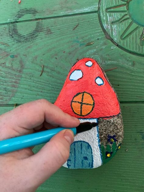 Learn how to paint a fairy house on a garden rock. This adorable fairy house will look great in your garden propped up next to a tree trunk. Add a touch of whimsy to your outdoor space with this fun painted rock craft. This painted rock craft is so easy to do and kids of all ages will have fun making them. I’m not sure what it is about painting rocks but it seems to be a universal craft that all kids love to do. Plus it’s pretty much free- all you need is rocks from the garden and a li… Fairy Rocks, Mini Pine Cones, Cat Patio, Rainy Day Crafts, Bird Houses Painted, Guest Bedroom Decor, Halloween Lanterns, Painted Rocks Craft, Learn How To Paint