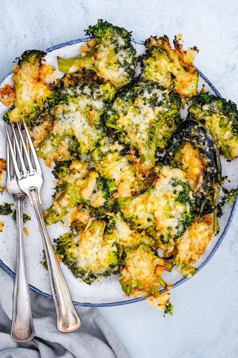 If you’re searching for innovative methods to cook and present vegetables, look no further than this tempting smashed broccoli recipe. This dish turns each broccoli floret into a crispy, cheesy delight, ensuring every forkful is a gourmet experience. Smashed Broccoli, Broccoli Recipe, Parmesan Recipes, Cheese Casserole, Veggie Side Dishes, Broccoli Recipes, Vegetable Sides, Healthy Dishes, Veggie Sides