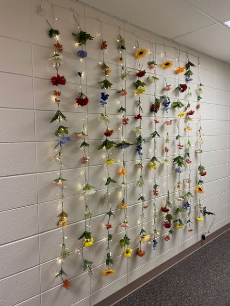 Classroom Themes Butterfly, Flower Shop Classroom Ideas, College Dorm Hallway Decorations, Preschool Classroom Color Scheme Ideas, Pre K Classroom Decorations Ideas, School Hall Decoration Ideas, Fairycore Classroom, Garden Themed Decor, Classroom Themes Flowers